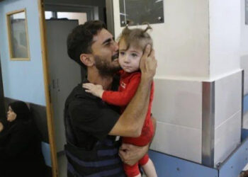 Israel Ledakkan Truk Konvoi Pengungsi Gaza, Cerita Haru Jurnalis Fotografer yang Istrinya Tewas