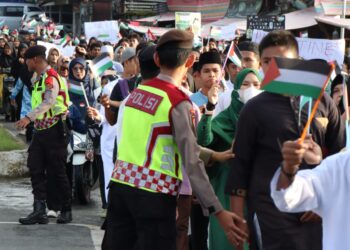 Personel Polres Simeulue Polda Aceh mengamankan kegiatan masyarakat, yaitu Pawai Bela Palestina yang diselenggarakan oleh Komite Nasional untuk Rakyat Palestina (KNRP) di Desa Air Dingin, Kecamatan Simeulue Timur, Sabtu (11/11/2023). FOTO/Net. Ⓒ Hak cipta foto di atas dikembalikan sesungguhnya kepada pemilik foto