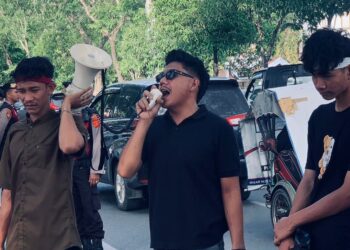 IMP Seuramo Meukah saat melakukan aksi demonstrasi di depan Kantor Walikota Banda Aceh. FOTO/Dok. IMP Seuramoe Meukah. Ⓒ Hak cipta foto di atas dikembalikan sesungguhnya kepada pemilik foto