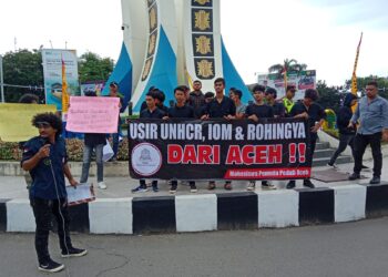 Mahasiswa Pemuda peduli Aceh (MPPA) melakukan aksi di bundaran simpang lima Banda Aceh, Rabu (29/11). FOTO/HAI/Nafis. Ⓒ Hak cipta foto di atas dikembalikan sesungguhnya kepada pemilik foto