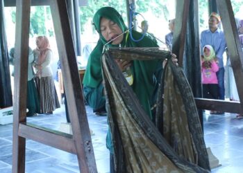 Kesenian Mengayun Anak Aceh Singkil Pikat Penonton di PKA-8 Aceh