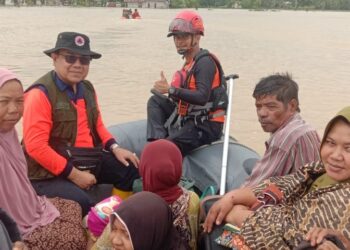 Pj Bupati Mahdi Turun Langsung Bantu Warga Korban Banjir