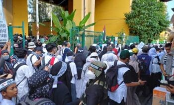 Massa Aksi Bela Palestina Mulai Padati Stasiun Gondangdia Menuju Kantor Kedubes AS