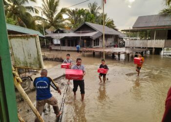 Rombongan PJ Bupati Aceh Singkil Salurkan Bantuan di Desa Rantau Gedang
