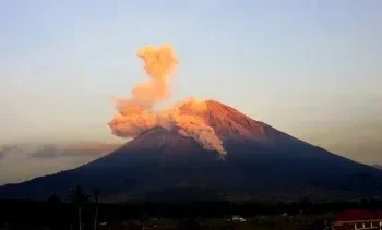 Gunung Semeru (3.676 Mdpl) di Kabupaten Lumajang Jawa Timur, kembali mengalami erupsi berupa letusan disertai awan panas guguran (APG) pada Senin (25/12/2023). FOTO/Net. Ⓒ Hak cipta foto di atas dikembalikan sesungguhnya kepada pemilik foto