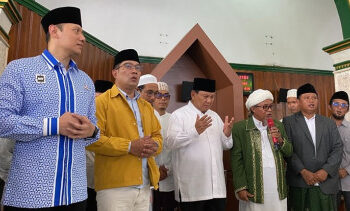 Usai Bagikan 7.000 Nasi Kotak ke Santri, Prabowo Minta Didoakan Jadi Presiden