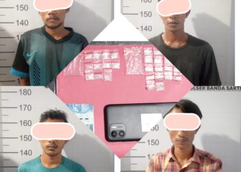 Personel Polsek Banda Sakti mengamankan empat tersangka penyalahgunaan Narkotika jenis sabu-sabu di sebuah rumah di Desa Ujong Blang, Kecamatan Banda Sakti, Kota Lhokseumawe, Selasa kemarin (16/1/2024) sekira pukul 19.50 WIB. FOTO/Dok. Polsek Banda Sakti untuk Harian Aceh Indonesia. Ⓒ Hak cipta foto di atas dikembalikan sesungguhnya kepada pemilik foto