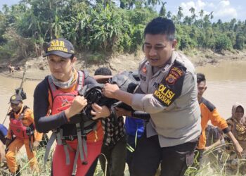 Tim gabungan melakukan evakuasi jenazah korban tenggelam Muhammad Ali Ramadhan (9). FOTO/Dok. Polres Aceh Utara untuk Harian Aceh Indonesia. Ⓒ Hak cipta foto di atas dikembalikan sesungguhnya kepada pemilik foto