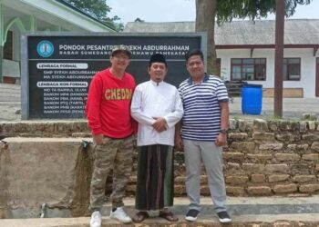 Fariji Dawuh bersama Kyai Rabah IX menyambut Rulli Aryanto Pemilik Indonesia Records saat berkunjung ke Pamekasan, Madura. FOTO/Dok. Pribadi. Ⓒ Hak cipta foto di atas dikembalikan sesungguhnya kepada pemilik foto