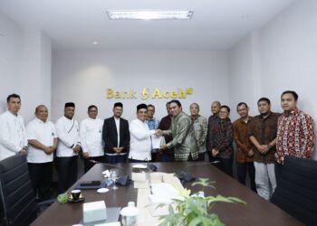 Foto Bersama pada pejabat di Bank Aceh dalam rangka catatan kinerja positif sampai akhir 2023, Bank Aceh memperoleh hasil WTP dari KAP Heliantono dan Rekan. FOTO/Dok. Bank Aceh Syariah (BAS). Ⓒ Hak cipta foto di atas dikembalikan sesungguhnya kepada pemilik foto