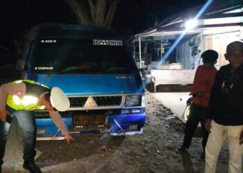 Satu unit mobil penumpang (mopen) L300 umum menabrak pejalan kaki hingga meninggal dunia di jalan Medan - Banda Aceh, Meunasah Aron, Kecamatan Muara Batu, Aceh Utara, wilayah hukum Polres Lhokseumawe, Jumat (12/1/2024). FOTO/HAI/Azhari. Ⓒ Hak cipta foto di atas dikembalikan sesungguhnya kepada pemilik foto
