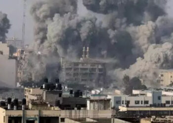 Tentara pertahanan Israel atau IDF kembali membombardir Jalur Gaza. Diduga yang dilakukan tentara IDF ini adalah upaya Genosida warga Palestina di Jalur Gaza. FOTO/Reuters. Ⓒ Hak cipta foto di atas dikembalikan sesungguhnya kepada pemilik foto