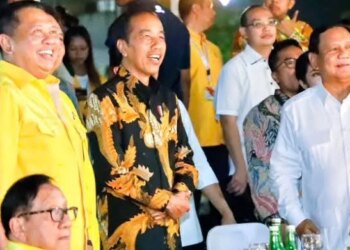 Bamsoet (kiri) berdampingan dengan Joko Widodo alias Jokowi. Ilustrasi foto tentang 4 Nama Calon Ketum Golkar di Munas 2024, termasuk di dalamnya nama Jokowi. FOTO/Net. Ⓒ Hak cipta foto di atas dikembalikan sesungguhnya kepada pemilik foto