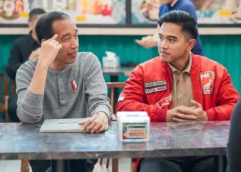 Presiden Joko Widodo alias Jokowi sedang berbincang-bincang dengan Ketua Umum Partai Solidaritas Indonesia (PSI), yang juga merupakan anak bungsu dari Presiden Jokowi. FOTO/Net. Ⓒ Hak cipta foto di atas dikembalikan sesungguhnya kepada pemilik foto