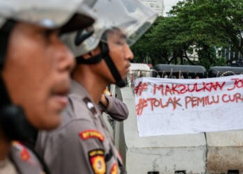 Pengamat Politik dan Filusuf, Rocky Gerung Sebut Hak Angket Untungkan Prabowo. Ilustrasi Aparat Penegak Hukum. FOTO/Net. Ⓒ Hak cipta foto di atas dikembalikan sesungguhnya kepada pemilik foto