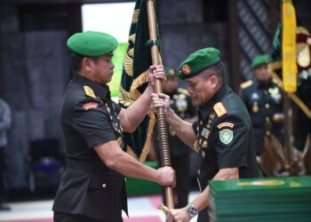 Kepala Staf Angkatan Darat (Kasad) Jenderal TNI Maruli Simanjuntak memimpin upacara serah terima jabatan (Sertijab) Pangdam Iskandar Muda (IM) dari Mayor Jenderal (Mayjen) Novi Helmy Prasetya, kepada Mayjen TNI Niko Fahrizal, M.Tr.(Han) di Markas Besar TNI Angkatan Darat (Mabesad), Jumat (8/3/2024). FOTO/Net. Ⓒ Hak cipta foto di atas dikembalikan sesungguhnya kepada pemilik foto