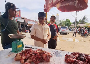Penjabat (Pj) Bupati Aceh Jaya, A. Murtala penuhi undangan Ketua BUMG Aceh Mandiri Gampong Tuwi Eumpeuk dalam acara pembagian Daging Meugang dari hasil usaha Badan Usaha Milik Gampong (BUMG) kepada masyarakat dalam Gampong Tuwi Empeuk, Kecamatan Panga, pada hari Sabtu, 9 Maret 2024. FOTO/Net. Ⓒ Hak cipta foto di atas dikembalikan sesungguhnya kepada pemilik foto