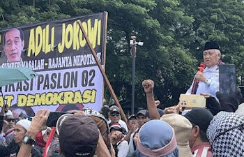 Anggota Presidium Gerakan Penegak Kedaulatan Rakyat (GPKR) Din Syamsuddin memimpin massa aksi berdemonstrasi di kawasan Patung Kuda dekat Gedung Mahkamah Konstitusi (MK), Jakarta. FOTO/Net. Ⓒ Hak cipta foto di atas dikembalikan sesungguhnya kepada pemilik foto