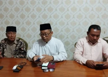 Untung Cahyono (tengah), Khatib yang viral karena khotbahnya menyinggung soal politik saat Idulfitri di Lapangan Tamanan, Banguntapan, Kabupaten Bantul beberapa hari lalu meminta maaf, Sabtu (13/4/2024). FOTO/Sri Cahyani Putri/tvOne. Ⓒ Hak cipta foto di atas dikembalikan sesungguhnya kepada pemilik foto