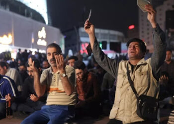 Ribuan Warga Iran Berdoa Untuk Keselamatan Presiden Raisi