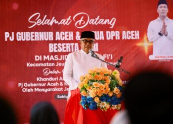 Penjabat (Pj) Gubernur Aceh, Bustami bersama istri Mellani Subarni bersilaturahmi dengan tokoh dan masyarakat Jeunieb dalam momentum khanduri anak yatim dan peusijuek yang digelar di halaman Masjid Imum Syafi’i, Gampong Teupin Keupula, Kecamatan Jeunieb, Kabupaten Bireuen, Sabtu, 4 Mei 2024. FOTO/Orinews. Ⓒ Hak cipta foto di atas dikembalikan sesungguhnya kepada pemilik foto
