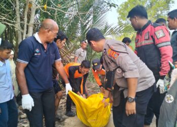Mayat seorang perempuan ditemukan tersangkut jaring ikan di Sungai Dusun IV Munawarah, Desa Paloh Gadeng, Kecamatan Dewantara, Kabupaten Aceh Utara pada hari Selasa tanggal 28 Mei 2024 sekitar pukul 06.00 WIB. FOTO/HAI/Azhari. Ⓒ Hak cipta foto di atas dikembalikan sesungguhnya kepada pemilik foto