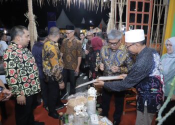Penjabat (Pj) Bupati Aceh Besar, Muhammad Iswanto bersama Pj Ketua TP PKK Aceh Besar, Cut Rezky Handayani mendampingi Pj Gubernur Aceh Bustami Hamzah, saat meninjau Stand Aceh Besar di ajang ekspo Teknologi Tepat Guna (TTG) Aceh XXV, di Alun-Alun Suka Makmue, Kabupaten Nagan Raya, Kamis (9/5/2024) malam. FOTO/Orinews. Ⓒ Hak cipta foto di atas dikembalikan sesungguhnya kepada pemilik foto