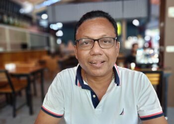 Pengamat Politik dan Warga Banda Aceh, Mahdi Kartiwi saat bersama Jurnalis HARIANACEH.co.id menyeruput Kopi di New Normal Jalan, T. Nyak Makam, Jumat (7/6/2024). FOTO/Harian Aceh Indonesia. Ⓒ Hak cipta foto di atas dikembalikan sesungguhnya kepada pemilik foto