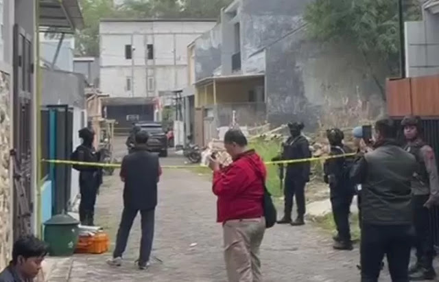 Tim Detasemen Khusus (Densus) 88 Antiteror Polri berhasil menangkap terduga tindak pidana terorisme berinisial HOK, 19, di Kota Batu, Jawa Timur. FOTO/Net. Ⓒ Hak cipta foto di atas dikembalikan sesungguhnya kepada pemilik foto