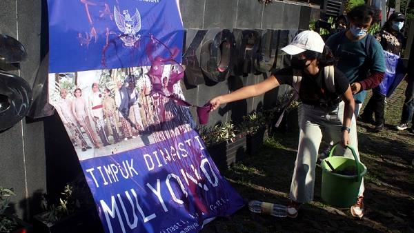 ICW Gelar Aksi Lempar Telur ke Foto Keluarga Jokowi di Depan Gedung KPK