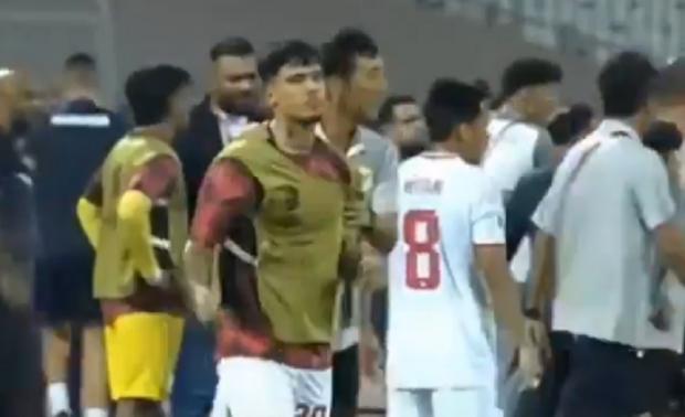 Pemain Timnas Indonesia Shayne Pattynama mengamuk hingga terlibat keributan usai pertandingan Bahrain vs Indonesia, di Stadion Nasional Bahrain, Riffa, Kamis (10/10) malam. FOTO/Tangkapan Layar. Ⓒ Hak cipta foto di atas dikembalikan sesungguhnya kepada pemilik foto