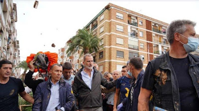 Raja Spanyol Dilempari Lumpur Saat Kunjungi Warga Korban Banjir di Venesia