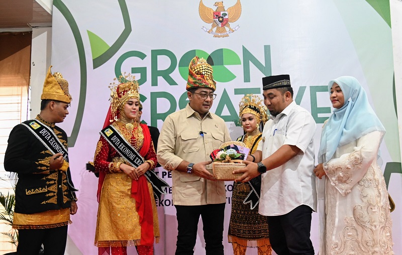 Menteri Ekraf Teuku Riefky Harsya Mengaku Terharu Bisa Kunker Perdana ke Aceh Besar