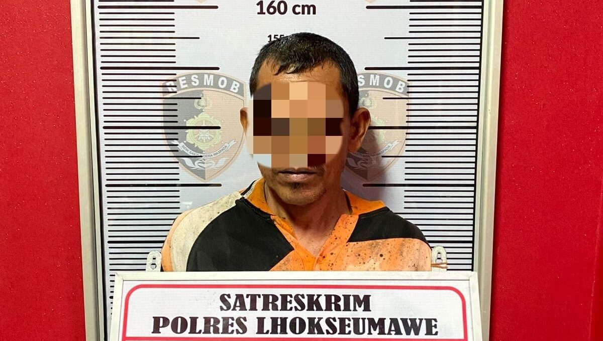 Tersangka penyiraman air keras terhadap dua anak tirinya saat diamankan di Mapolres Lhokseumawe, Rabu (25/12/2024). FOTO/Dok. Istimewa. Ⓒ Hak cipta foto di atas dikembalikan sesungguhnya kepada pemilik foto
