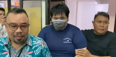 Saat dihadirkan dalam ungkap kasus di Mapolres Metro Jakarta Timur, anak bos toko roti, George Sugama Halim yang menganiaya pegawainya, D (19) buka suara. FOTO/Net. Ⓒ Hak cipta foto di atas dikembalikan sesungguhnya kepada pemilik foto