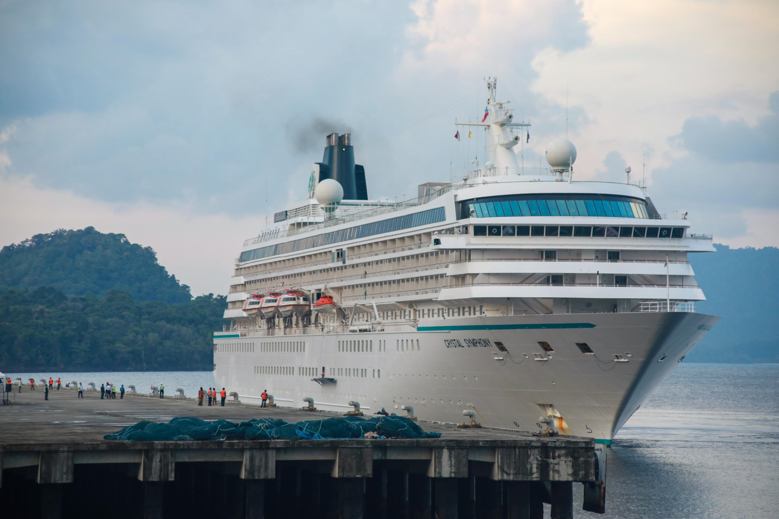 Kapal Pesiar Crystal Symphony Singgahi Sabang