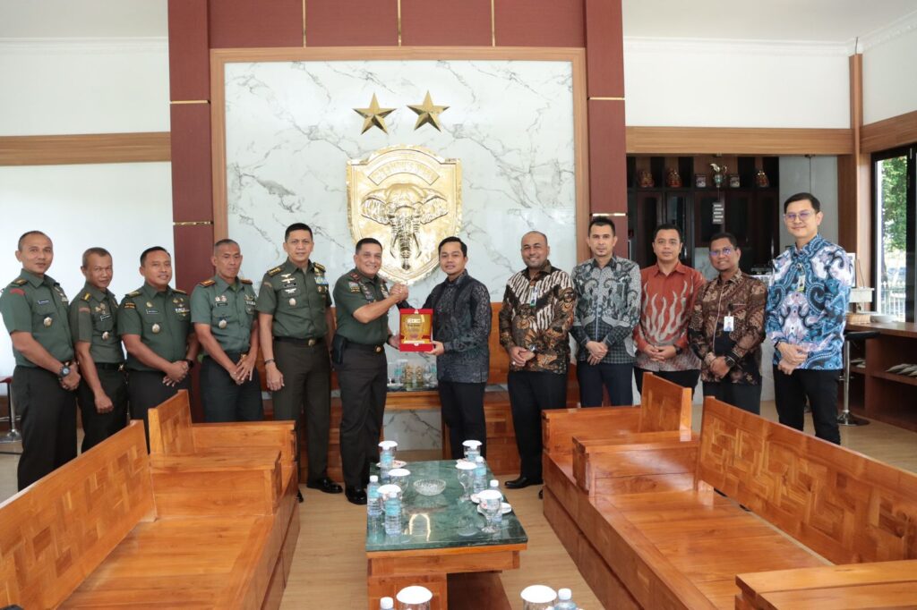 Senin 20 Januari 2025 Forum Komunikasi Industri Jasa Keuangan (FKIJK) Aceh melaksanakan kunjungan silaturahim ke Kodam Iskandar Muda yang diterima langsung oleh Panglima Kodam Iskandar Muda Letjen Niko Fahrizal M.Tr. (Han) pertemuan tersebut berlangsung di Baleen Sanggamara Makodam IM. FOTO/Dok. Bank Aceh. Ⓒ Hak cipta foto di atas dikembalikan sesungguhnya kepada pemilik foto