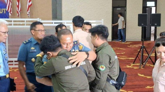 Momen Danpuspomal Peluk Anak Bos Rental Usai Serahkan 3 Tersangka Pembunuhan ke Oditurat Militer