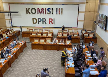 Perwakilan kelompok masyarakat adat melayu Kepulauan Riau mengadu ke Komisi III DPR ihwal penyerobotan lahan seluas 30 hektare yang dilakukan secara sepihak oleh BP Batam, di Gedung Nusantara II, Kompleks DPR, Senayan, Rabu, 26 Februari 2025. FOTO/Net. Ⓒ Hak cipta foto di atas dikembalikan sesungguhnya kepada pemilik foto