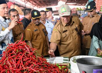 Menjelang bulan suci Ramadhan 1446 H, Plt Sekretaris Daerah (Sekda) Kabupaten Aceh Besar, Bahrul Jamil melakukan pemantauan langsung ke Pasar Induk Lambaro, Kecamatan Ingin Jaya, pada Selasa (25/2/2025). FOTO/Dok. Istimewa. Ⓒ Hak cipta foto di atas dikembalikan sesungguhnya kepada pemilik foto
