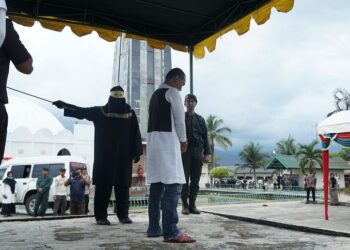 Tiga pelanggar syariat Islam di Kabupaten Aceh Besar menjalani hukuman cambuk atau uqubat hukuman cambuk, yang berlangsung di Halaman Masjid Agung Al Munawwarah, Kota Jantho, Aceh Besar, Rabu (26/02/2025) siang. FOTO/Dok. Istimewa. Ⓒ Hak cipta foto di atas dikembalikan sesungguhnya kepada pemilik foto