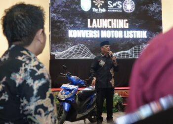 Panglima Komando Daerah Militer Iskandar Muda (Pangdam IM), Mayor Jenderal TNI Niko Fahrizal meresmikan program Launching Konversi Motor Listrik dalam sebuah acara yang berlangsung di Hotel The Pade, Banda Aceh. FOTO/Dok. Kodam IM. Ⓒ Hak cipta foto di atas dikembalikan sesungguhnya kepada pemilik foto