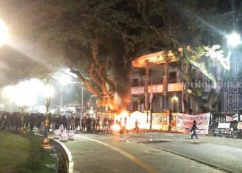 Malang Membara: Demo Tolak UU TNI Ricuh, Massa Bakar Gedung DPRD, Sejumlah Orang Ditangkap!