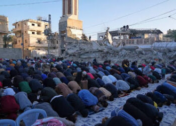 Kejam! Israel Jatuhkan Bom Saat Warga Palestina Rayakan Idul Fitri, Puluhan Orang Tewas