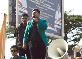 Ketua Badan Eksekutif Mahasiswa Universitas Syiah Kuala (BEM USK), Muhammad Ikram saat berorasi memimpin aksi demonstrasi di halaman Gedung Kantor Gubernur dan Wakil Gubernur Provinsi Aceh, Banda Aceh. FOTO/Dok. BEM USK. Ⓒ Hak cipta foto di atas dikembalikan sesungguhnya kepada pemilik foto