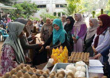 DWP USK Bagi Sembako untuk Penyapu Jalan di Lingkungan Kampus