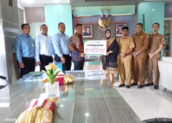 Pemimpin Bank Aceh Kantor Cabang Utama Bank Aceh, Andri Wardani menyerahkan secara simbolis deviden Bank Aceh Syariah Tahun Buku 2024 kepada Wali Kota Banda Aceh, Illiza Sa’aduddin Djamal. Turut disaksikan oleh Staf Ahli Walikota Banda Aceh, Jalaluddin, ST, MT, Asisten Administrasi Umum, Faisal SSTP, plt Kepala Badan Pengelolaan Keuangan Kota Banda Aceh, Alriandi Adiwinata. Sementara itu, dari Bank Aceh turut hadir Kepala Bagian Umum dan Human Capital, Azzumar, dan Pemimpin Bank Aceh Cabang Pembantu Balaikota, Ziad Farhad. Ⓒ Hak cipta foto di atas dikembalikan sesungguhnya kepada pemilik foto
