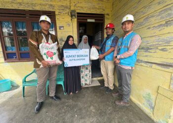 Puluhan masyarakat fakir miskin dan kaum dhuafa di Kabupaten Aceh Barat Daya (Abdya) menerima bantuan paket sembako gratis dari PLN Unit Layanan Blangpidie, sebagai wujud kepedulian sosial di bulan suci Ramadhan. Selain itu, PLN juga menyalurkan santunan kepada puluhan anak yatim, Jumat (21/3/2025). FOTO/HAI/PLA Blangpidie. Ⓒ Hak cipta foto di atas dikembalikan sesungguhnya kepada pemilik foto