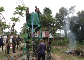Semangat Tanpa Batas: Dansatgas TMMD Ke-123 Pimpin Pemasangan Tendon Air Bersih di Langsa Timur