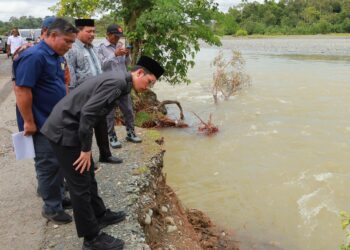 Bupati Tarmizi Tinjau Abrasi Sungai, Didampingi Kadis PUPR